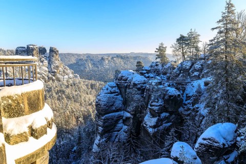 Winter view from the Bastei bridge into the Wehlgrund with Neurathener Felsenburg, in the