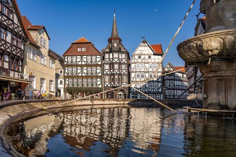 Half-timbered houses, St Michael's merchants' guild house and Rolandsbrunnen fountain on the market