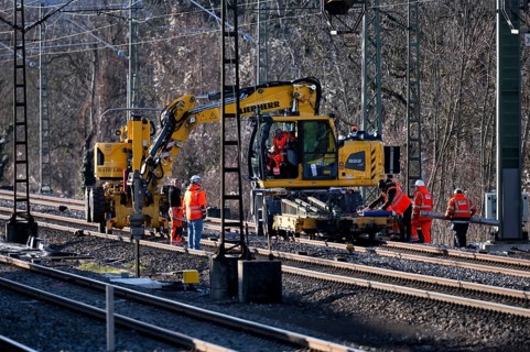 Labourers working with Liebherr A922 Rail Litronic and Kuhnle RR14 EVO 3 Rail two-way working