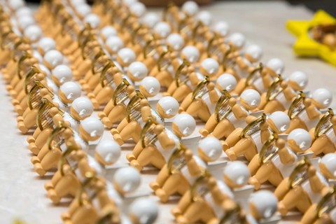 Angel figurines drying between different stages of painting, in the Wendt & Kühn world in
