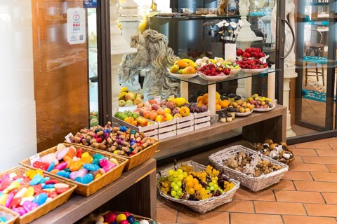 Many shops here sell products made of alabaster, the fruit looks very natural, Volterra, Province