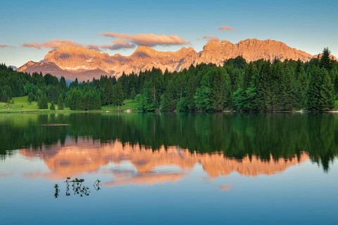 Alpenglow at Geroldsee, the Karwendel mountains in the last evening light, reflection in the water,