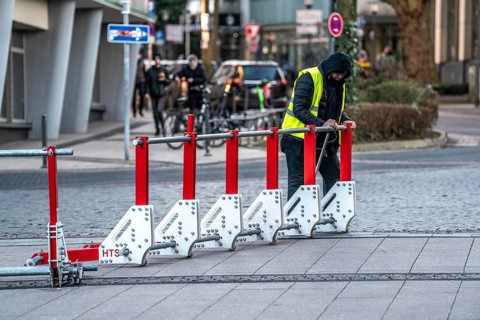 Mobile anti-terror barrier, modular, movable barrier against cars and lorries driving amok, opened