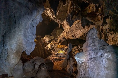 Reclining Buddha in the Tham Phu Kham cave near Vang Vieng, Laos, Asia
