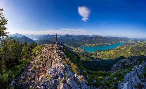 Summit cross on the Frauenkopf with a view of Lake Fuschl, Osterhorn group, Salzkammergut, Salzburg