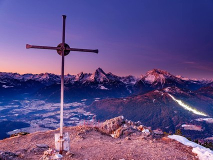 Rauher Kopf summit cross at dawn, behind the Berchtesgaden Alps, Steinernes Meer, Schönfeldspitze,