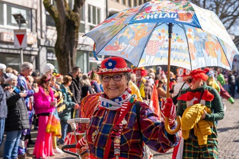 Rose Monday parade in Düsseldorf, groups of carnival societies and other participants in the street