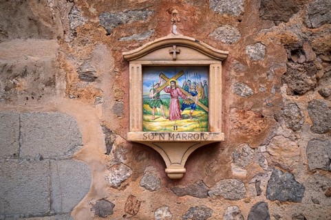 Motif Crucifixion of Jesus, Baldosa, image of a saint, wall tile on the wall of a house, artist