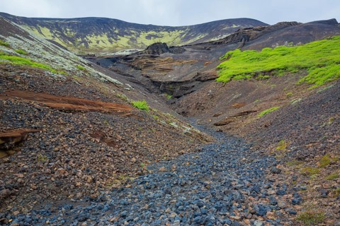 Laugarvatnsvellir are dry flatlands to the east of Reyðarbarmur. Two caves on the west side of the