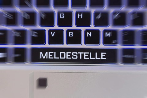 Keyboard labelled MELDESTELLE (symbolic image, composing)