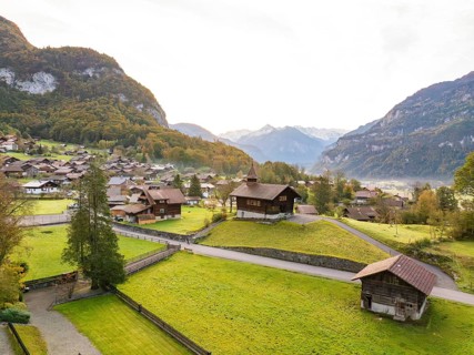 Idyllic village surrounded by mountains and autumn landscape, Lake Brienz, Switzerland, Europe