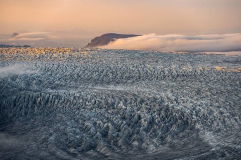 Fog, clouds moving around, glacier ice of the Kötlujökull glacier tongue at sunset, Myrdalsjökull