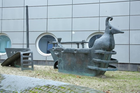 Sculpture pirate ship by Liesel Metten 1995, bronze, ship, figure, children's playground, empty,