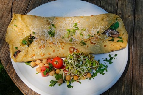 Swabian cuisine, stuffed pancake, vegetarian, mushrooms, cheese, vegetables, chickpeas, sprouts,
