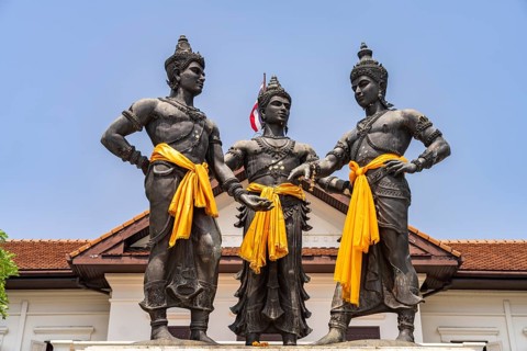 Three Kings Monument, sculpture of the kings Mengrai, Ramkamhaeng and Ngam Muang, founding fathers