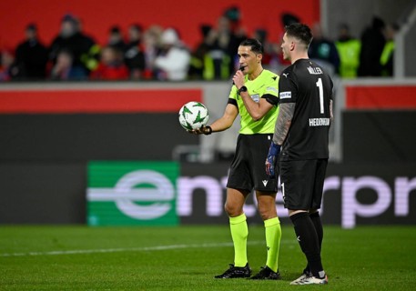 Referee Referee Serdar Gözübüyük (NED) with goalkeeper Kevin Müller 1. FC Heidenheim 1846 FCH (01)