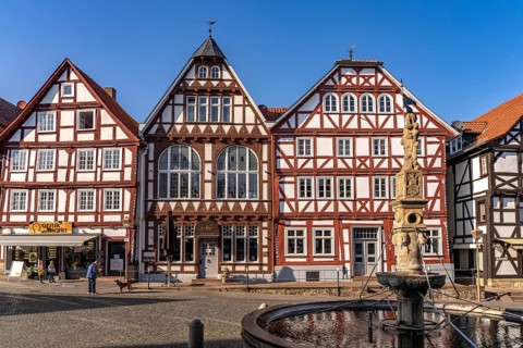 Half-timbered houses and Rolandsbrunnen fountain on the market square in Fritzlar, Schwalm-Eder