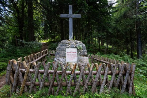 Hunter's monument on the path from Eibleck to Spielberg, Osterhorn group, Salzkammergut, Salzburg