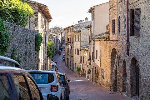Narrow alleyways in the medieval town of San Gimignano, province of Siena, Tuscany, Italy, Europe