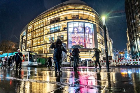 Schadowstraße, city centre, shopping street, pedestrian zone, winter, rainy weather, P&C clothing