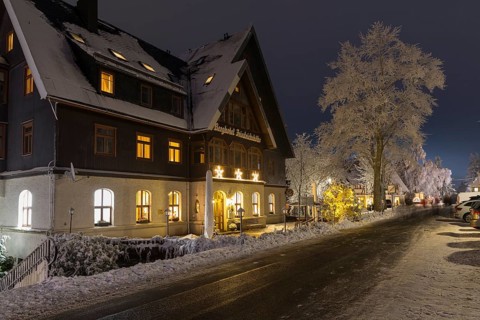 Exterior view of the Berghotel Friedrichshöhe in the snow, night shot, Oberbärenburg, Altenberg,
