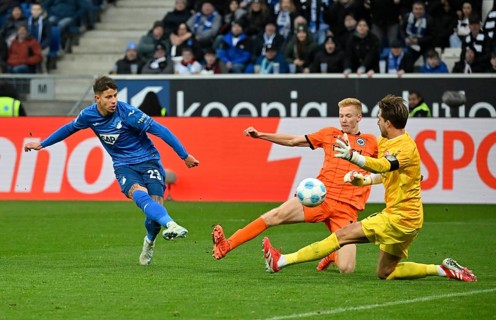 Goal kick Action Goal chance Adam Hlozek TSG 1899 Hoffenheim (23) against goalkeeper Kevin Trapp