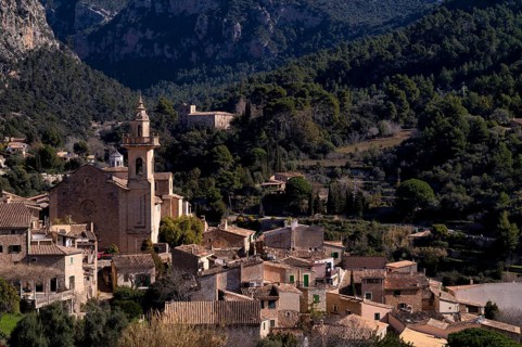 View of the mountain village of Valldemossa, parish church Església de Sant Bartolomeu, Tramuntana