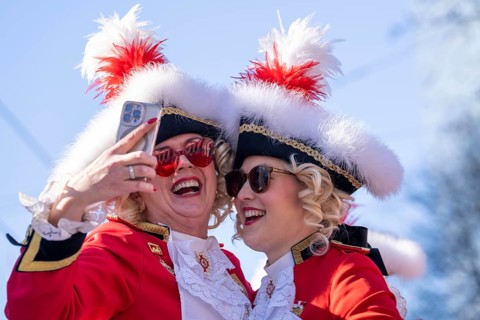 Rose Monday parade in Düsseldorf, groups of carnival societies and other participants in the street