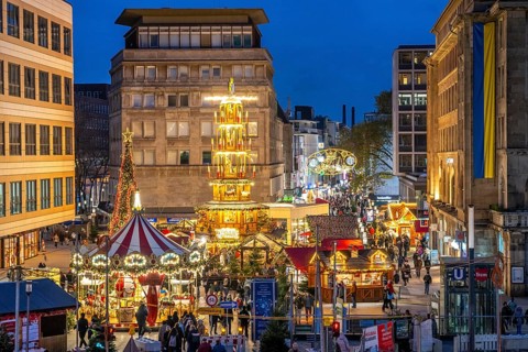Pre-Christmas season, Christmas market in the city centre of Essen, Willy-Brandt-Platz, pedestrian