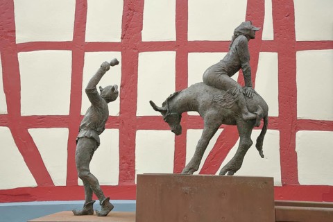 Carnival fountain by Walter Meffert 2001 with two sculptures, scene with historical custom at