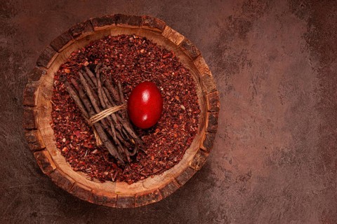 Madder dye, Endro, rhizome for coloring eggs, powder from the roots of endro with onion husks, in a