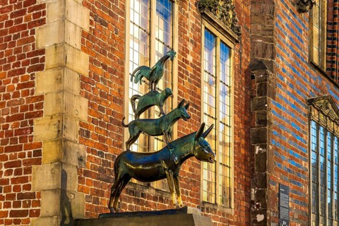 Sculpture of the Bremen Town Musicians at dusk, Free Hanseatic City of Bremen, Germany, Europe