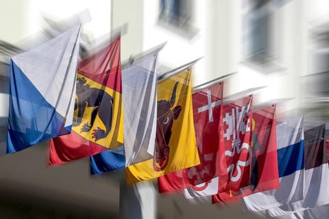 Symbolic photo of the cantonal flags of Zurich, Bern, Lucerne, Uri, Schwyz, Nidwalden, Glarus, Zug,