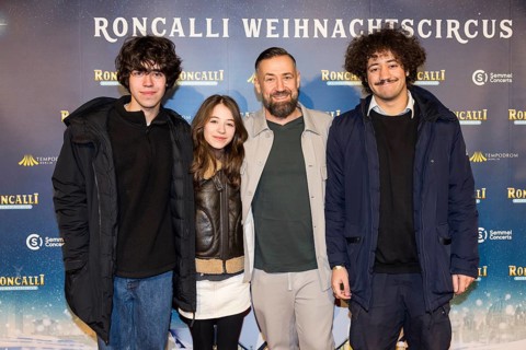 Citizen Lars Dietrich with his children Milo, Mavi and Sean at the premiere of the 20th Original