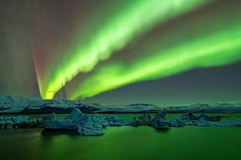 Northern Lights over icebergs in the glacier lagoon, Jökulsarlon, icebergs with glacier,