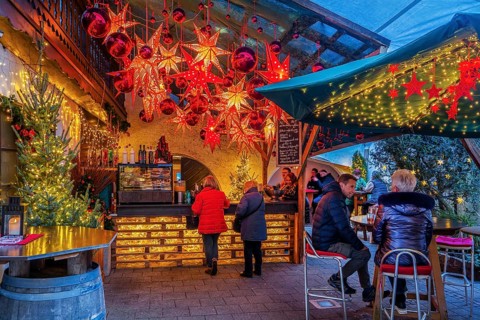 Mulled wine stand in the side passage at the Christmas market, Bad Tölz, Isartal, Upper Bavaria,