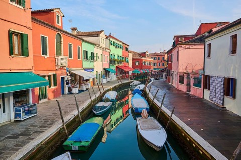 Colorful houses beside the waterway in between 'Fondamenta San Mauro' and 'Fondamenta degli