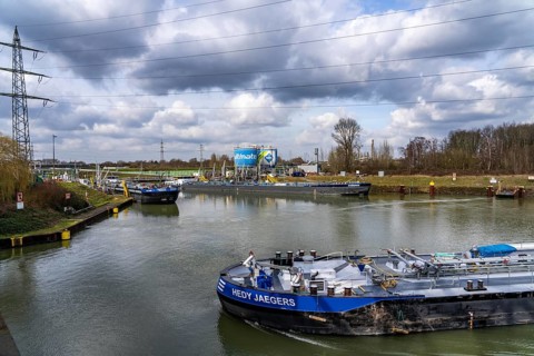 Canal harbour, loading facilities, tank farm for mineral oil products of Ruhr Öl GmbH, BP