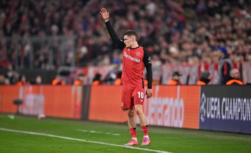 Florian Wirtz Bayer 04 Leverkusen (10) Gestures from the sideline, wants to get back on the pitch,