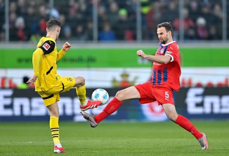 One-on-one, action Benedikt Gimber 1. FC Heidenheim 1846 FCH (05) against Pascal Gross Borussia