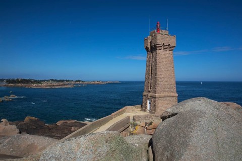 Lighthouse Mean Ruz at Ploumanac'h, Côtes d'Armor in the first morning light