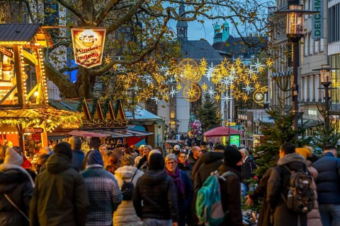 Pre-Christmas season, people, shoppers, visitors to the Christmas market in Essen city centre,
