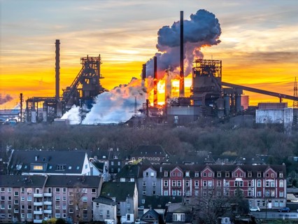 Blast furnaces Schwelgern 1 and 2, residential buildings in Duisburg-Marxloh, extinguishing cloud