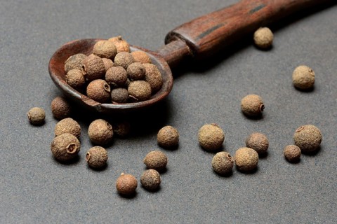 Allspice, peppercorns in wooden spoon, Pimenta dioica