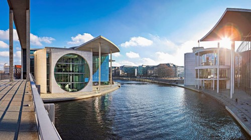 Spreebogen with view of the library of the German Bundestag from the Jakob-Mierscheid-Steg at the
