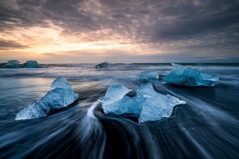Diamond Beach, icebergs on the black lava beach, near Jökulsarlon glacier lagoon, Vatnajökull