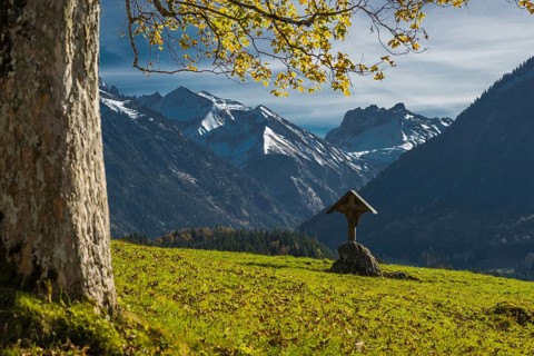 Field cross with the Trettachtal valley behind it, Oberstdorf, Oberallgäu, Bavaria, Germany, Europe
