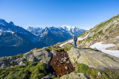 Mountaineers on a hiking trail in front of a mountain panorama, view of mountain peaks Grandes