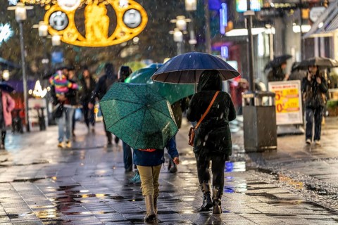 Rainy weather, passers-by with umbrellas, empty Christmas market, Essen, North Rhine-Westphalia,