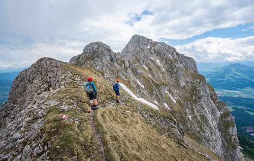 Two mountaineers on a narrow hiking trail, ascent to the Maukspitze, Wilder Kaiser, Kaiser